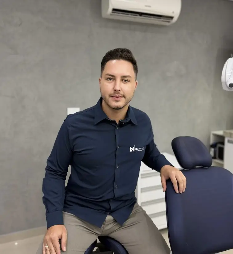 Dr. Wilian M. Machado no consultório da clínica
